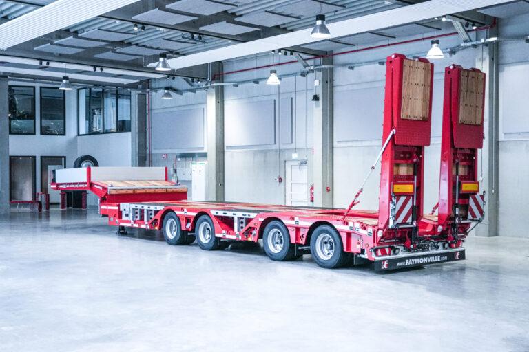 A semi-trailer from Faymonville with wheel recesses, excavator trough and double ramps